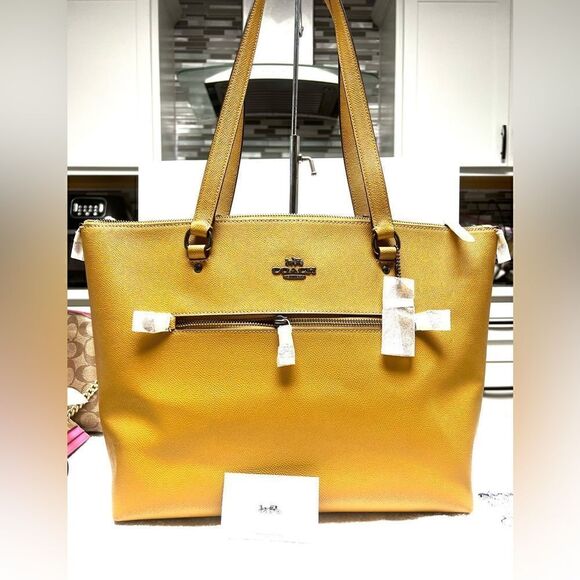 🔥🎁NWT! Coach Gallery Tote Handbag Crossgrain Leather Yellow Msrp:$328.00e - Picture 3 of 11